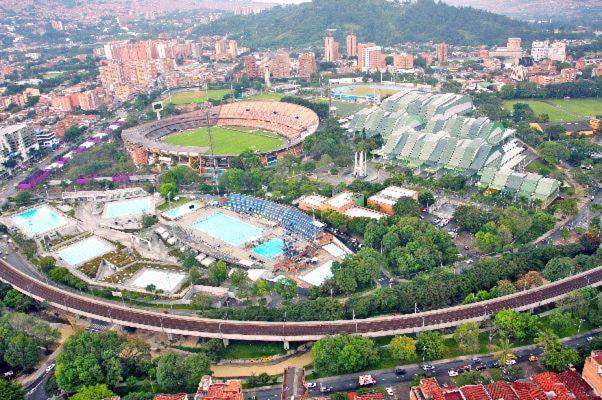 Apartasuites Av Medellín Zewnętrze zdjęcie