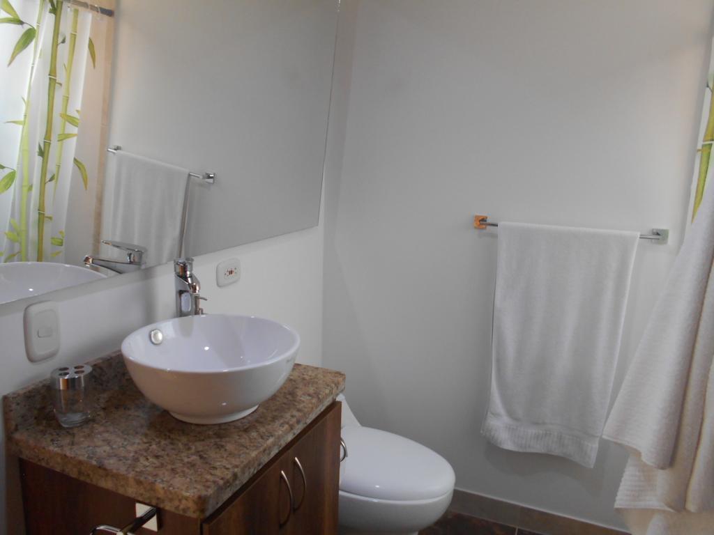 Apartasuites Av Medellín Zewnętrze zdjęcie